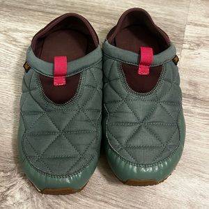 Girls Teva ReEmber Quilted Shoes Size 3 🙂